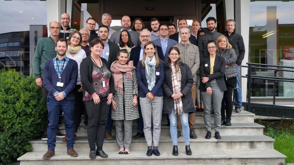 Foto de familia das e dos participantes da xuntanza celebrada en Oslo