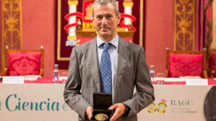 Pedro Arias, Catedrático De La EME, Recibe La Medalla Isidro Parga ...